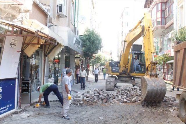 Cumhuriyet Caddesi’ Ndeki Çalışmalar Devam Ediyor