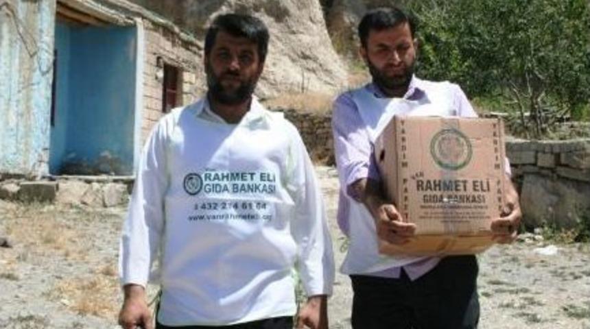 Suriyelilere &lsquo;rahmet Eli&rsquo; Desteği