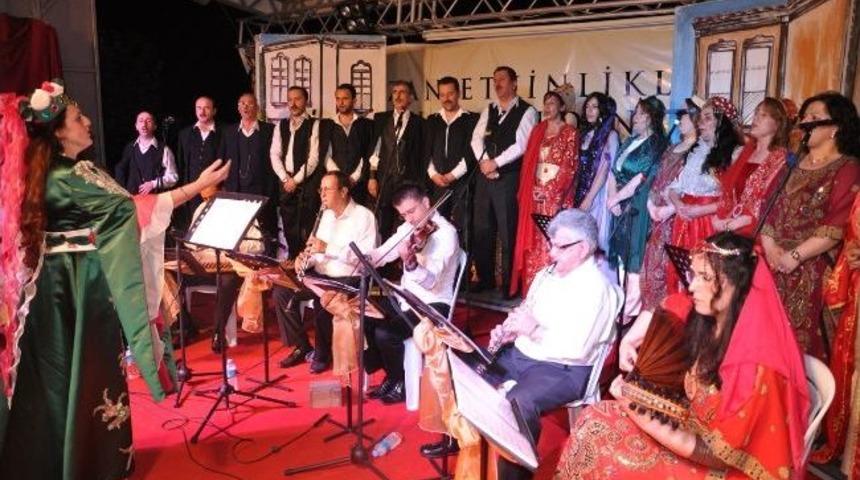 T&uuml;rk Sanat M&uuml;ziği Korosundan Nostaljik Konser