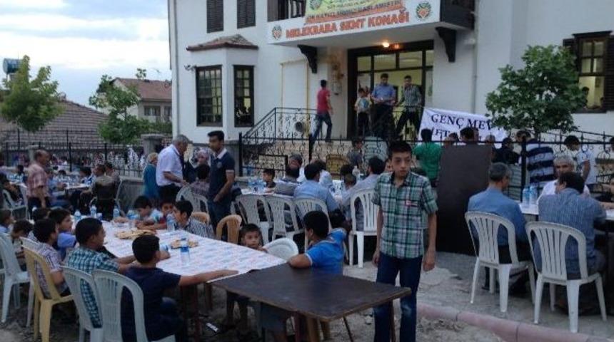 Mev, &Ouml;ğrenci Ve Ailelerine İftar Verdi