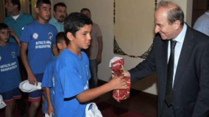 Bitlisli Ve Silopili &Ccedil;ocuklardan Vali &Ouml;zt&uuml;rk'e Ziyaret