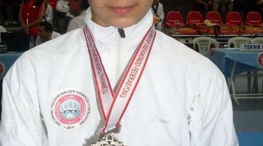 K&uuml;bra Korkmazer, Taekwando Da T&uuml;rkiye 2.'si Oldu.