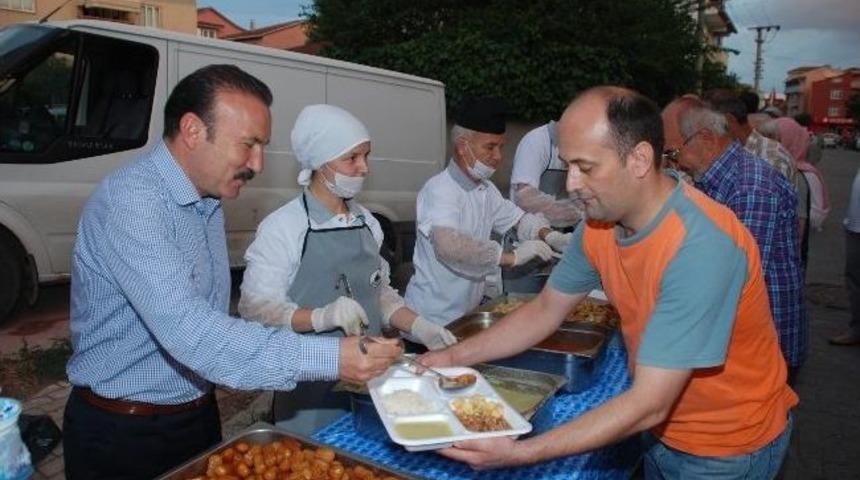 İzmit Belediyesi Mahalle İftarları Devam Ediyor