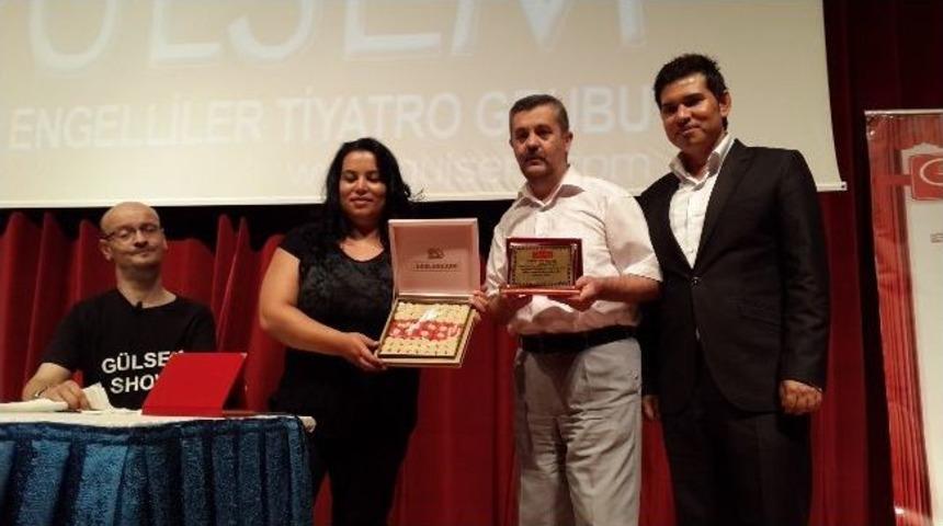 Tiyatro Topluluğundan, Dinar Ve Meri&ccedil;'e Teşekk&uuml;r Plaketi