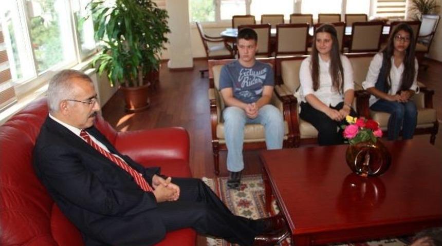 Beykent Koleji &Ouml;ğrencileri Vali Duruer&rsquo;i Ziyaret Etti