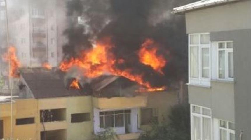 Kağıthane'de Korkutan Yangın