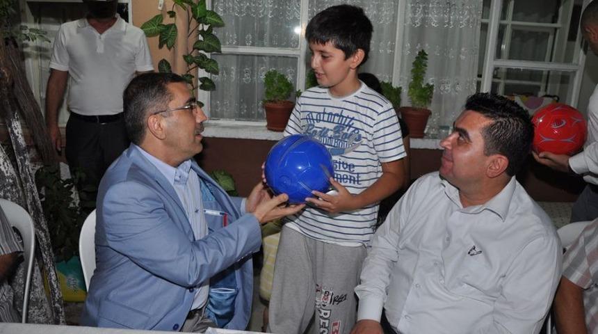 Başkan &Ccedil;elikcan Iftarını Vatandaşlarla Birlikte Yapıyor