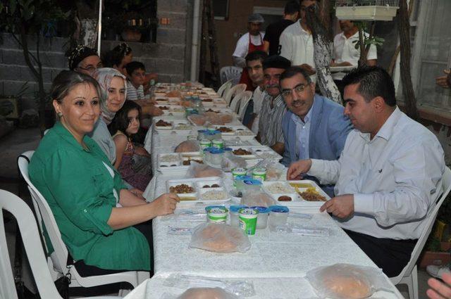 Başkan Çelikcan Iftarını Vatandaşlarla Birlikte Yapıyor