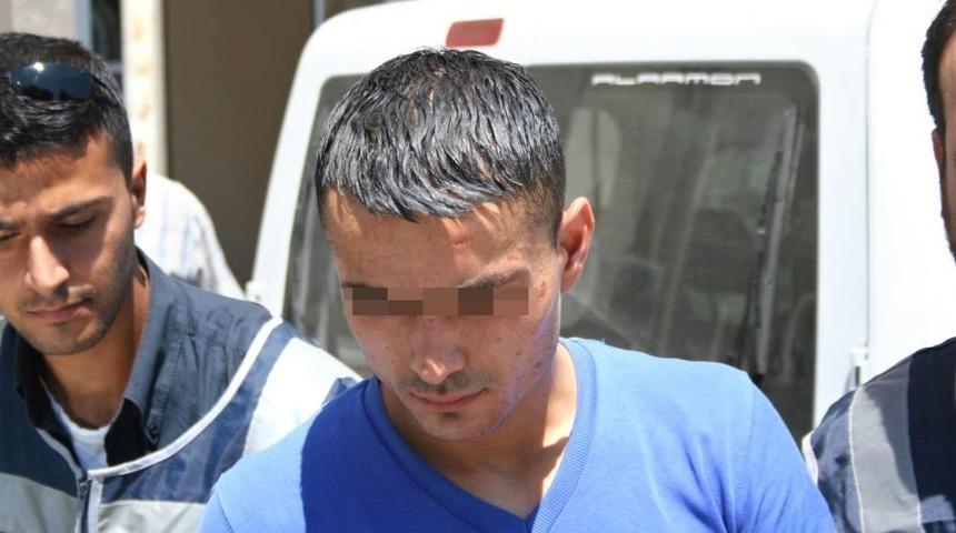 Tacizcisinin başını zıplayarak ezdi