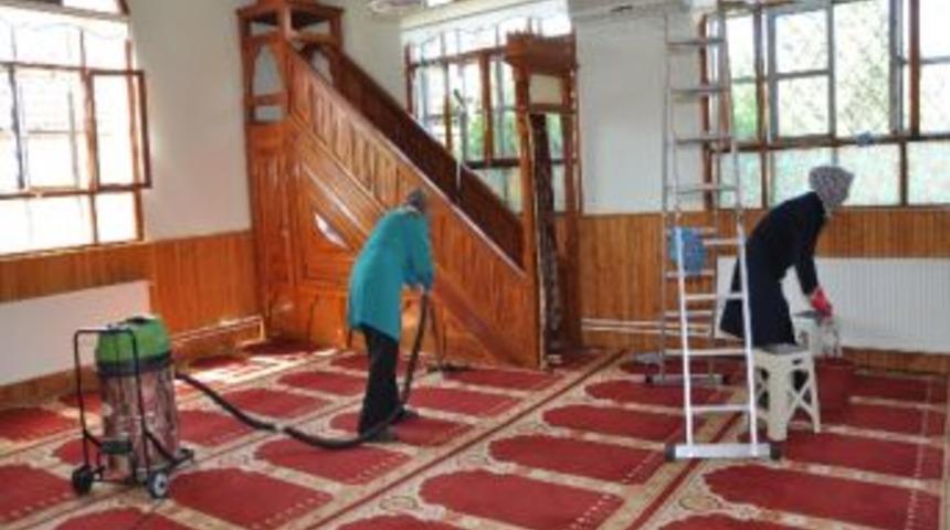 Meram'da Camiler Düzenli Olarak Temizleniyor