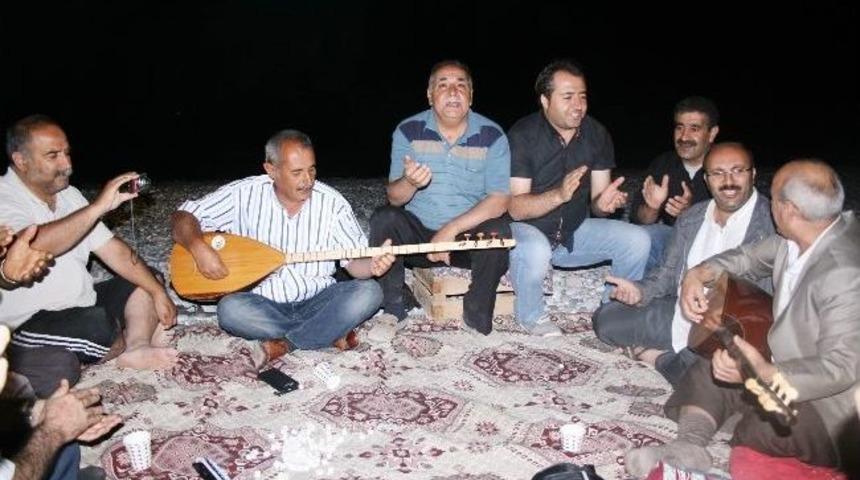 Vanlı Gazeteci, Yazar, Şair Ve Ozanlar Sahilde İftar A&ccedil;tı