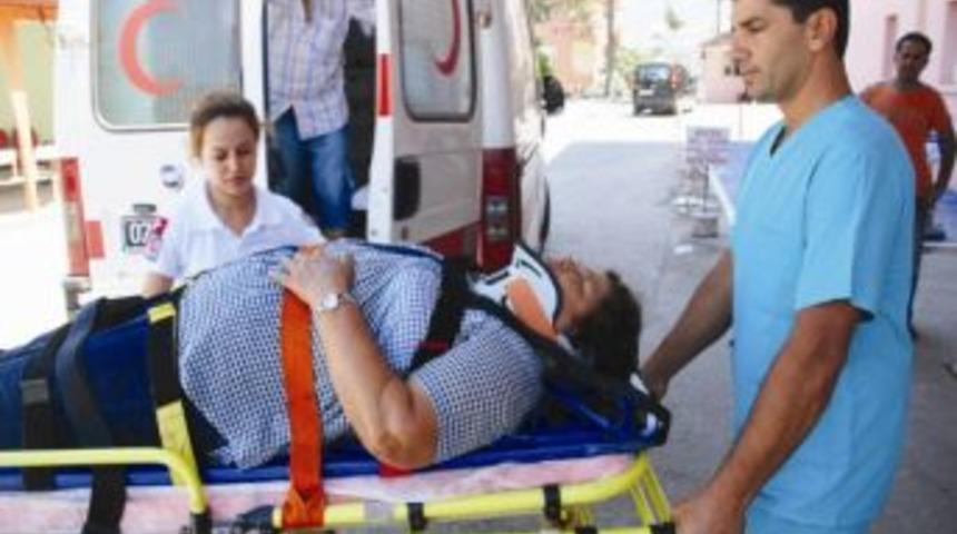 Otomobil Bariyere &Ccedil;arptı: 2 Yaralı