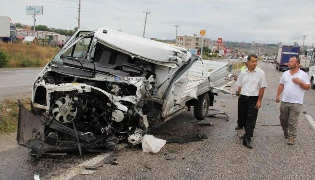 Kamyonet Tır İle &Ccedil;arpıştı: 5 Yaralı