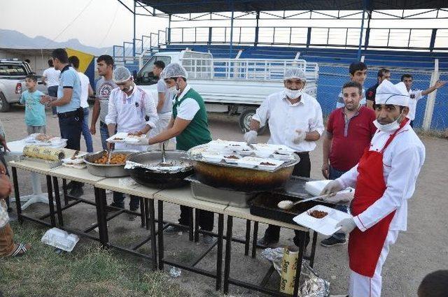 Ak Parti Gençlik Kolları Hayatını Kaybeden Şırnakspor Başkanı Hayrına İftar Yemeği Verdi