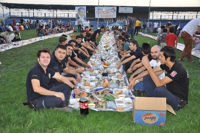 Ak Parti Gençlik Kolları Hayatını Kaybeden Şırnakspor Başkanı Hayrına İftar Yemeği Verdi