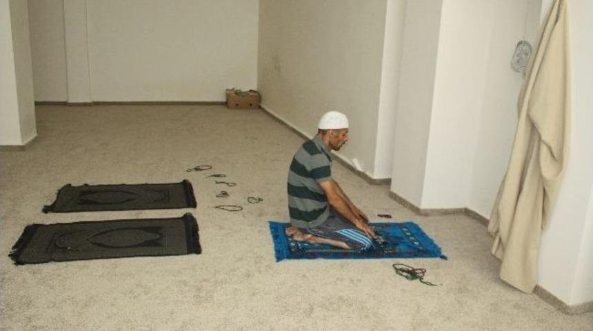 Eski Uyuşturucu Bağımlısı Hastane Yanında Mescit A&ccedil;tı