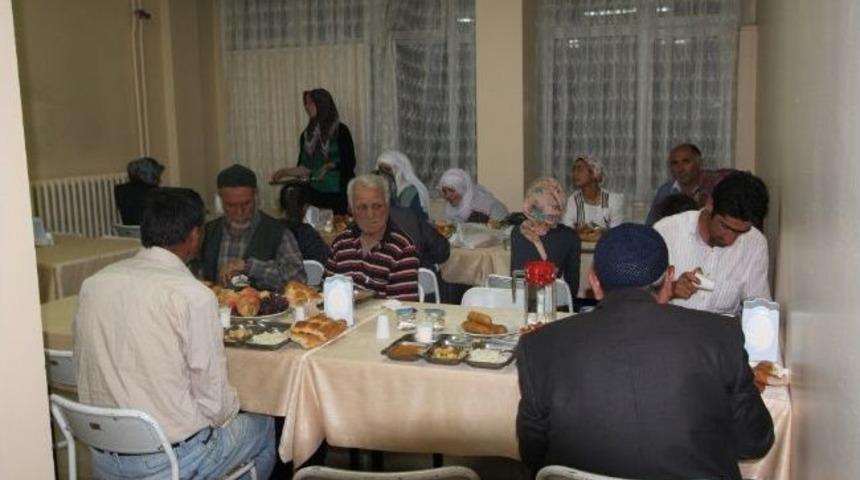 Paland&ouml;ken Devlet Hastanesinde Hasta Ve Hasta Yakınlarına Sahurda A&ccedil;ık B&uuml;fe İkram