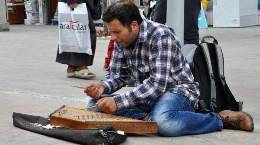 Santur &Ccedil;alarak Herkesi B&uuml;y&uuml;ledi