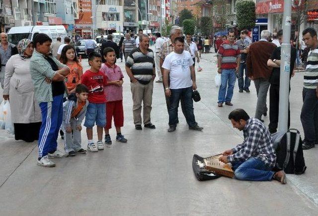 Santur Çalarak Herkesi Büyüledi