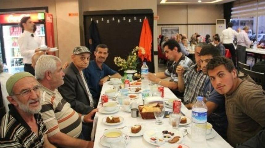 Sakarya'da İftar Sofrası Fakirler İ&ccedil;in Kuruldu