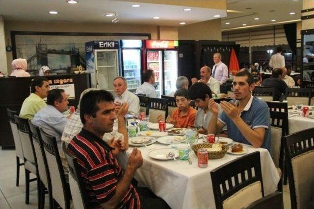 Sakarya'da İftar Sofrası Fakirler İçin Kuruldu