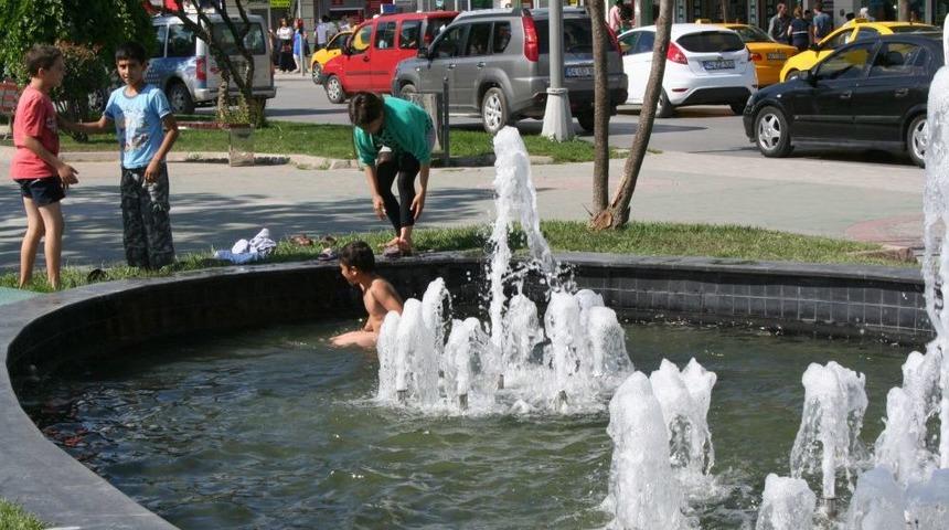 &Ouml;l&uuml;mler Ders Olmadı, &Ccedil;ocuklar S&uuml;s Havuzunda Serinlemeye &Ccedil;alışıyor