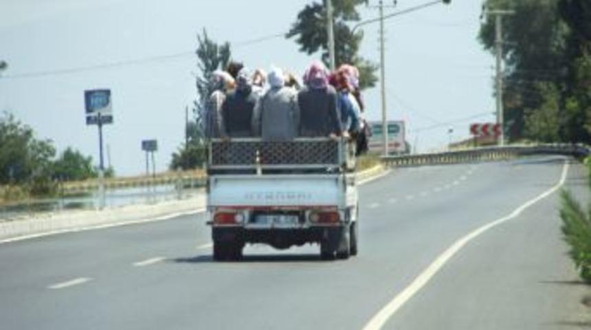 Kadın Iş&ccedil;ilerin A&ccedil;ık Kamyonet Kasasında &Ouml;l&uuml;m Yolculuğu