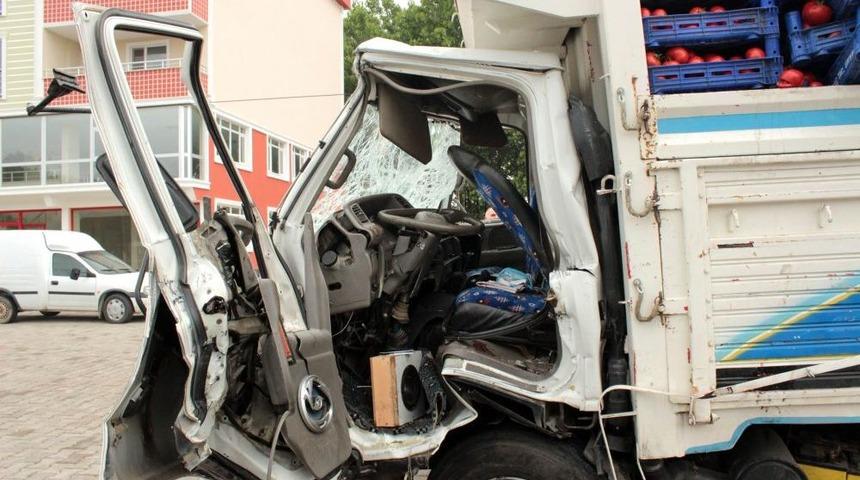 Kaygan Yolda Duramayan S&uuml;r&uuml;c&uuml;ler Kazaya Sebep Oldu