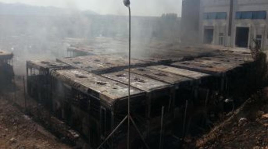 Belediyeye Ait Hurda Otob&uuml;sler Yandı