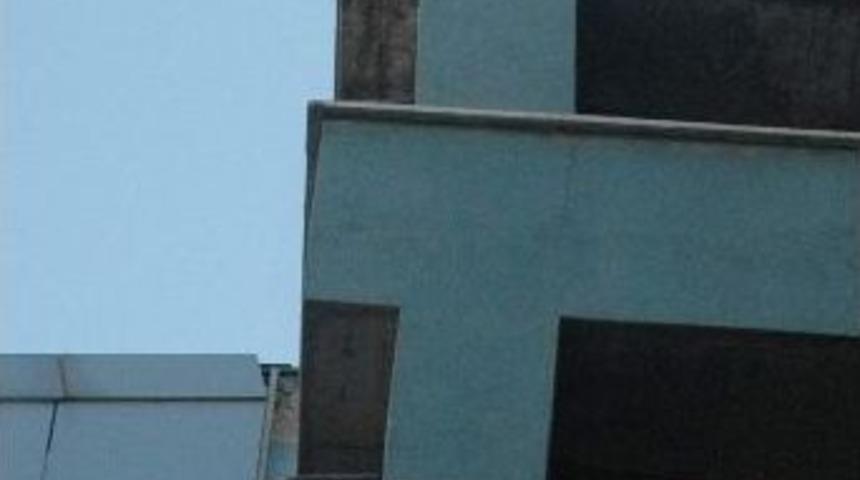 Avm &Ccedil;atısında İntihar Girişimi