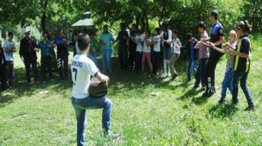 Gen&ccedil;ler I&ccedil;in Bir Araya Gelen Emniyet Ve STK'lar Sonu&ccedil;tan Memnun