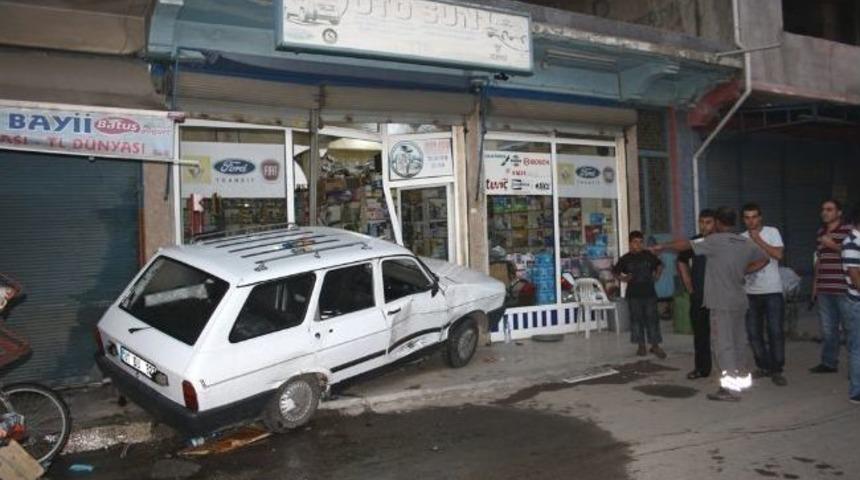 Otomobile &Ccedil;arpmamak İ&ccedil;in D&uuml;kkana Girdi