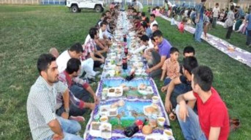 AK Parti, Gen&ccedil;leri Iftarda Buluşturdu