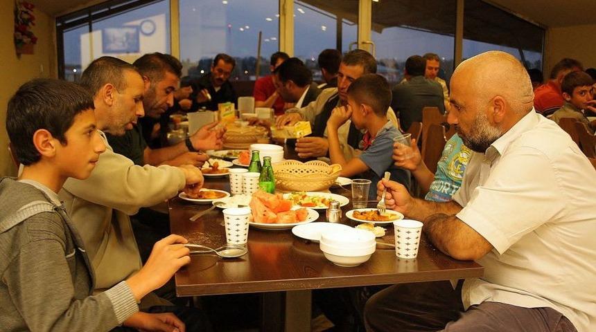 Okuma Salonu Idarecileri, &Ouml;ğrenci Ve Velileriyle Iftarda Bir Araya Geldi