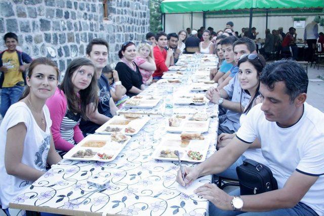 Kars'a Gelen Yabancı Öğrenciler Harakani Sofrasında Iftar Yemeği Yedi