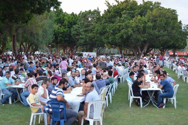 Sanayi Eski Bakanı D&ouml;nen, İsdemir Iş&ccedil;isine Iftar Verdi 1