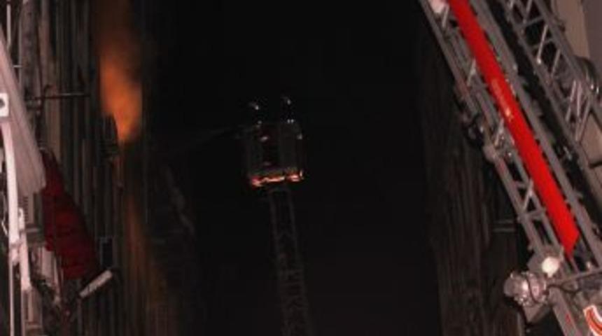 Tahtakale'deki Iş Hanı Yangını Kontrol Altına Alındı