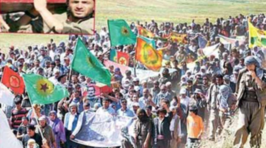 Polisi şehit eden ter&ouml;rist cenazede ortaya &ccedil;ıktı!