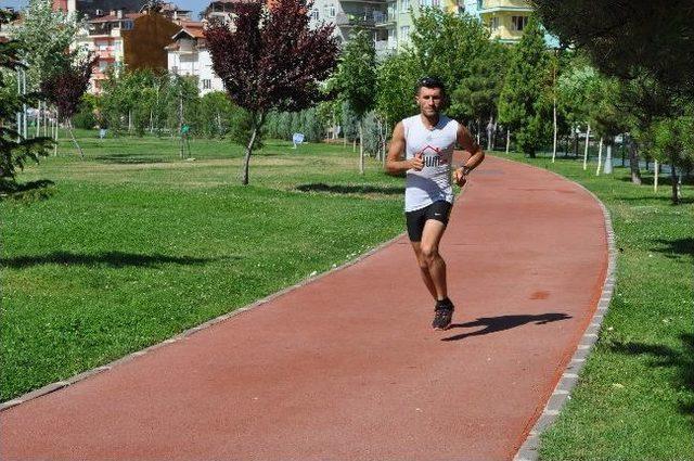 Uşaklı Maratoncu Bütün Köyü Koşturuyor