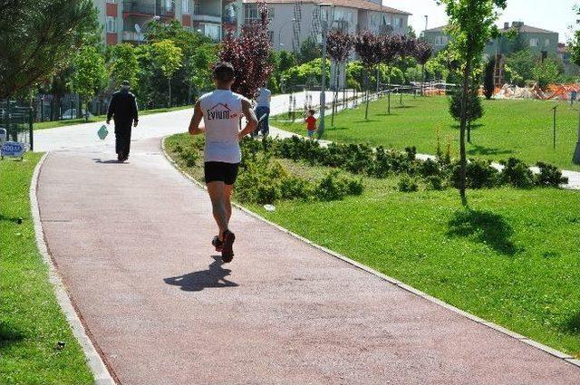 Uşaklı Maratoncu Bütün Köyü Koşturuyor