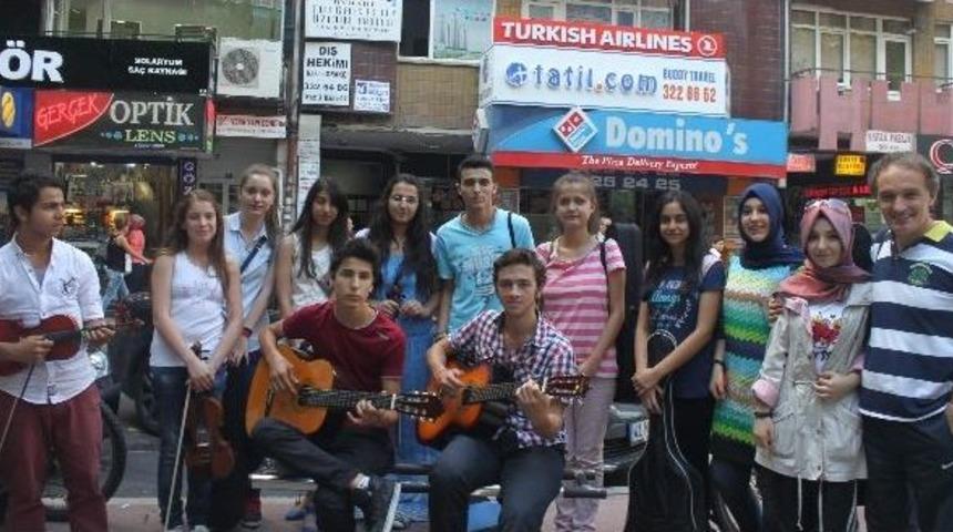 Gen&ccedil; M&uuml;zisyenlerden Sokak Konseri