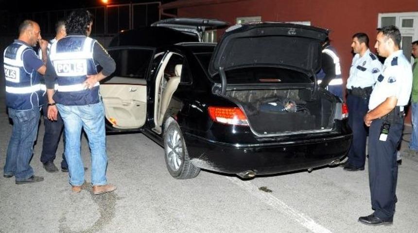 Otomobilin Benzin Deposundan Ka&ccedil;ak Sigara &Ccedil;ıktı