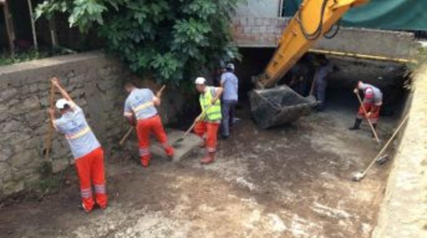 Miralay M&uuml;mtaz Caddesi'ndeki Dere Temizlendi