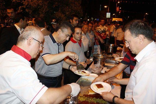 74 metrelik künefe yarım saatte tükendi