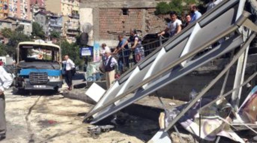 Yolcu Minib&uuml;s&uuml; Otob&uuml;s Durağına &Ccedil;arptı: 7 Yaralı