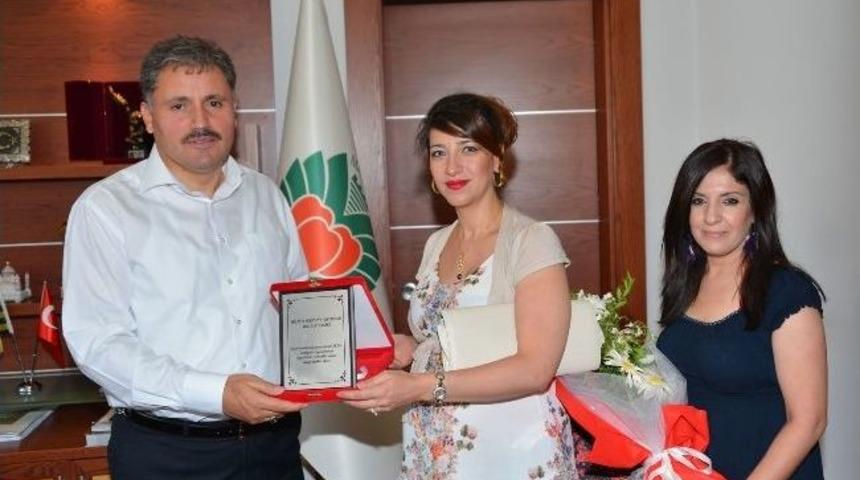 Başkan &Ccedil;akır&rsquo;a Teşekk&uuml;r Plaketi Verildi