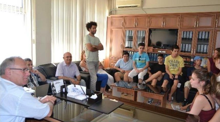 En &Ccedil;ok Ezan Sesi Ve T&uuml;rk Yemeklerinden Etkinlendiler