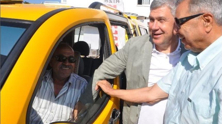 Susam, &Ccedil;eşmeli Taksicilerin Sorununa Eğildi