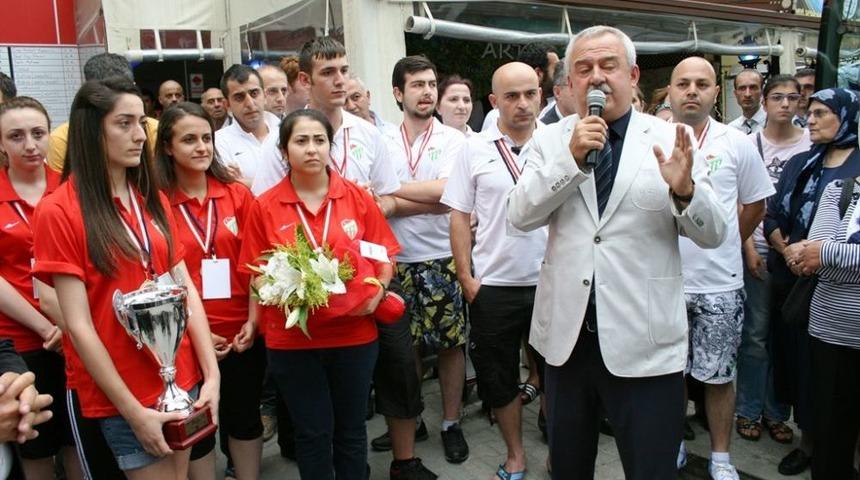 Başkan &Ouml;zg&uuml;n'den Halk Oyunları Ekibine Avrupa S&ouml;z&uuml;