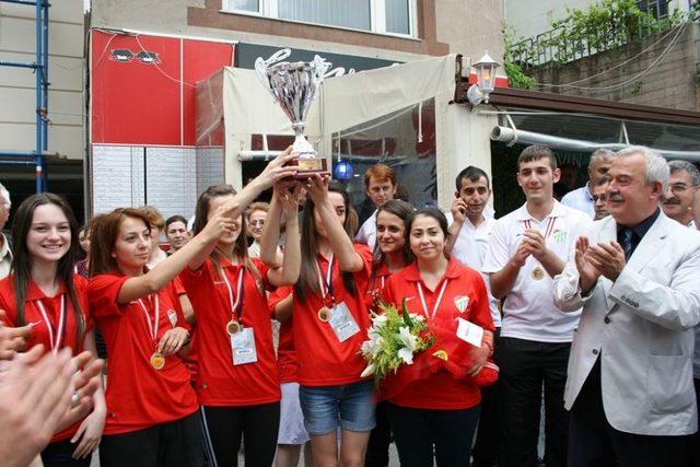 Başkan Özgün'den Halk Oyunları Ekibine Avrupa Sözü